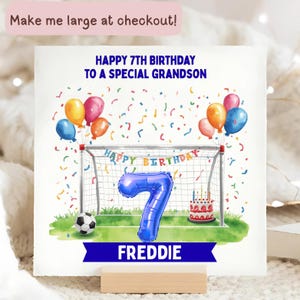 Peut inclure: Carte d'anniversaire sur le thème du football. La carte présente un but de football, un ballon de football, un ballon bleu en forme de chiffre 7 et un gâteau d'anniversaire. Le texte indique "HAPPY 7TH BIRTHDAY TO A SPECIAL GRANDSON" et "FREDDIE". Des ballons colorés et des confettis sont également inclus.