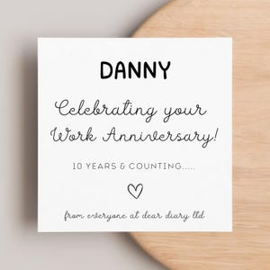 以下が含まれることがあります： 「DANNY Celebrating your Work Anniversary! 10 YEARS & COUNTING..... ♡ from everyone at dear diary ltd」と書かれた白いカード
