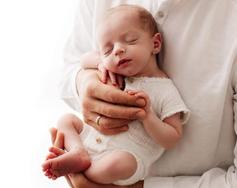Elegante witte romper voor babyjongens + gratis cadeau | Handgemaakte pasgeboren foto-outfit | Gezellige babykleding voor fotoshoots | Unieke babykleding