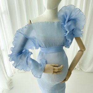 Maeve Floraine Blue | Elegancka plisowana sukienka ciążowa | Sukienka do sesji zdjęciowej ciążowej | Strój do sesji ciążowej | Rekwizyt do zdjęć | Sesja zdjęciowa