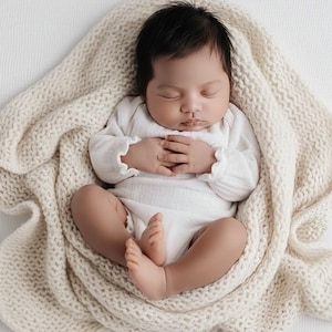 Crèmekleurige romper met lange mouwen voor pasgeboren baby's, ideaal als accessoire voor thuiskomstfoto's in het ziekenhuis.