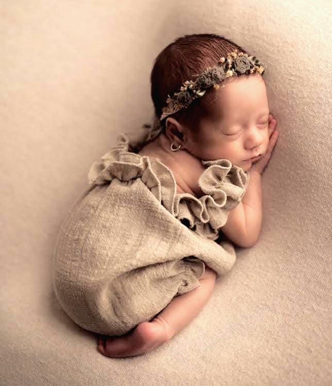 Conjunto Neutro de Recién Nacida Pelele Beige con Volantes y