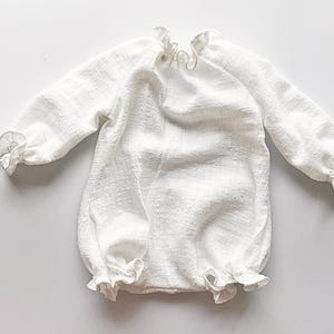 Maeve Lylou - Barboteuse pour nouveau-né en coton ivoire - Tenue de séance photo faite main - Photoprop naturel pour bébé fille - Vêtements neutres pour la photographie