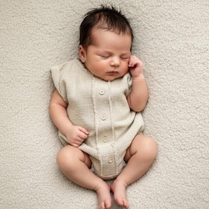 Neutrale babyoutfit met textuur voor een jongetje, ideaal als kraamcadeau of accessoire voor pasgeborenen.