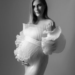 Ecru Pleated Delicate Maternity Gown Maternity Photoshoot Dress Pregnancy Fashion Pregnancy Dress Maternity Session zdjęcie 1