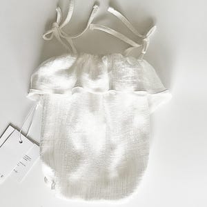 Maeve Littli Ivoire - Combi-short en coton pour nouveau-né - Tenue à volants faite main pour une séance photo - Photoprop naturel doux - Vêtements pour la photographie