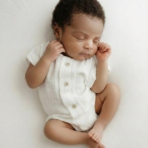 Gekreukelde ivoorkleurige babyjongensromper, pasgeboren babyoutfit voor thuiskomst, ziekenhuisfotorekwisiet