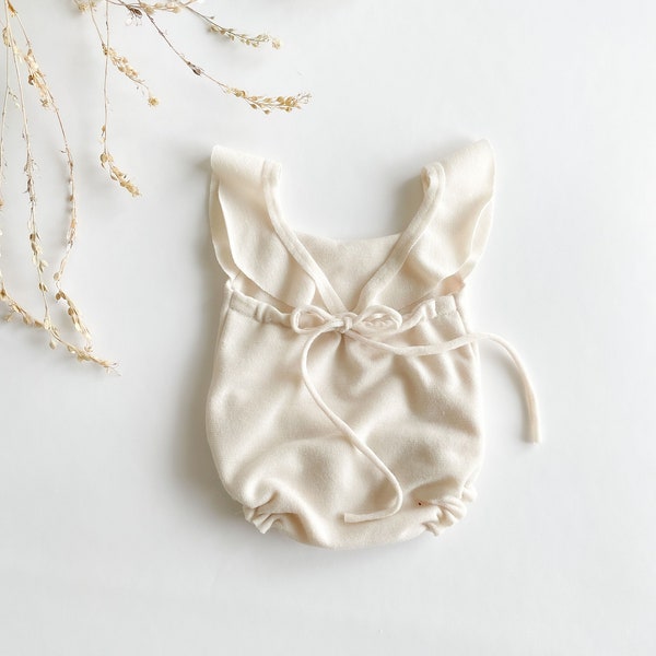 Barboteuse bébé beige papillon pour séances photo nouveau-né - Ensemble élégant, doux et respirant avec cadeau gratuit | Accessoire photo idéal pour bébé