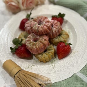 Morango e Matcha Mamoul Rosa Morango e Matcha Biscoitos Biscoitos de Tâmara Biscoitos Árabes Biscoitos de Ramadã Biscoitos de Eid Biscoitos Árabes de Páscoa