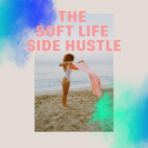 Könnte beinhalten: Eine Frau in einem weißen Badeanzug steht an einem Sandstrand und hält einen rosa Schal in die Luft. Der Text "THE SOFT LIFE SIDE HUSTLE" ist in rosa Buchstaben auf einem hellrosa Hintergrund geschrieben.