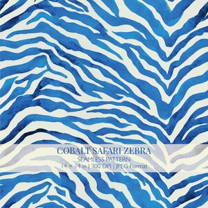 Può includere: Un motivo senza cuciture con un design a strisce zebrate in blu cobalto e bianco sporco. L'immagine include il testo COBALT SAFARI ZEBRA SEAMLESS PATTERN 35,56 x 35,56 cm | 300 DPI | JPEG Format centrato sulle strisce in stile acquerello.
