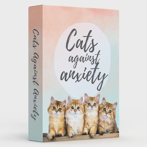 Może przedstawiać: Ozdobne pudełko z czterema puszystymi, pomarańczowymi kociętami o zielonych oczach. Pudełko zawiera napis "Cats against anxiety" w białym owalu na pastelowym tle. Słowa "Cats Against Anxiety" są również wydrukowane pionowo z boku.