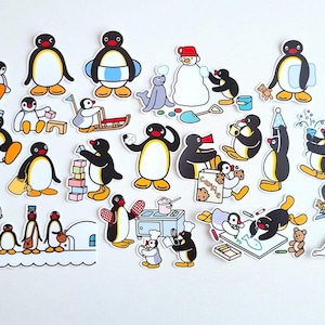 Può includere: Una collezione di adesivi del personaggio Pingu che raffigurano varie scene, tra cui pinguini che giocano con giocattoli, costruiscono un pupazzo di neve, cucinano, sciano e interagiscono con una foca. Gli adesivi sono colorati e fustellati.