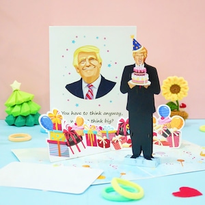 Carte pop-up de joyeux anniversaire Donald Trump - La carte amusante comprend un gâteau 3D du président Trump - Autocollants et mini figurine en option