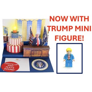Pop-Up-Geburtstagskarte von Donald Trump mit Lichtern und gesprochener Geburtstagsbotschaft vom Präsidenten – enthält die nicht zusammengebaute Trump Mini Block-Figur