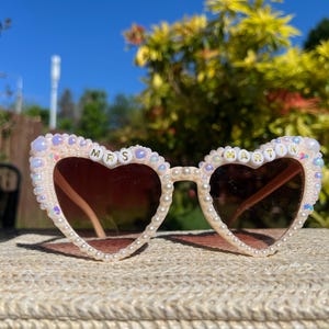 Personalised Bride to Be Loveheart shaped sunglasses, Hen party sunglasses, wedding sunglasses, personalised sunglasses, Bridal Sunglasses
