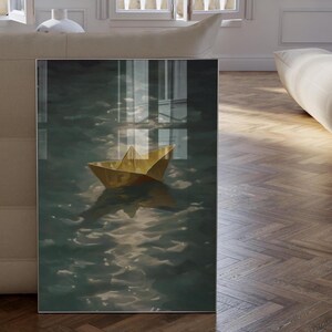 Arte mural imprimible de barco de papel: un sereno barco de origami dorado en el océano. Póster digital minimalista para decoración costera e interiores náuticos.