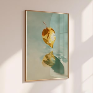 Goldenes Herbstblatt schwebend über dem Wasser – Druckbare Kunst mit ruhigem, weichem Licht für ein modernes Wohndekor