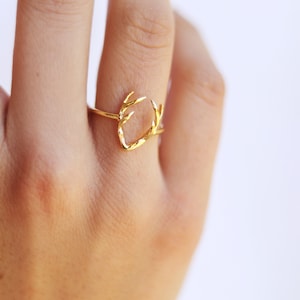 Könnte beinhalten: Ein goldener Ring mit einem Design aus zwei Geweihstangen.