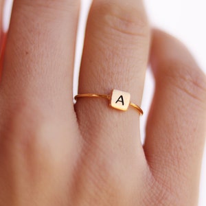 Anillo personalizado / Anillo de nombre personalizado / Anillo de nombre delicado apilable / Anillo de iniciales Anillos personalizados personalizados / Regalo perfecto