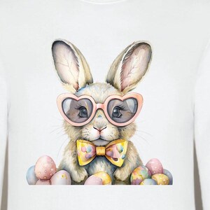 Chemise de Pâques Lapins de dessin animé adorables avec des lunettes de soleil en forme de coeur et des noeuds papillon colorés - Parfait pour la conception de cliparts de Pâques