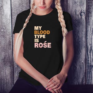 Mon groupe sanguin est rosé - création de typographie florale ludique pour les projets de clipart, de téléchargement instantané et de sublimation