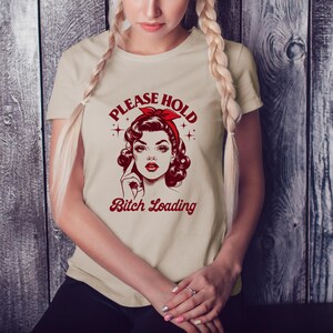 Illustrazione di una donna glamour vintage con testo "ATTENDERE" e caricamento in corso - Clipart retrò per download immediato