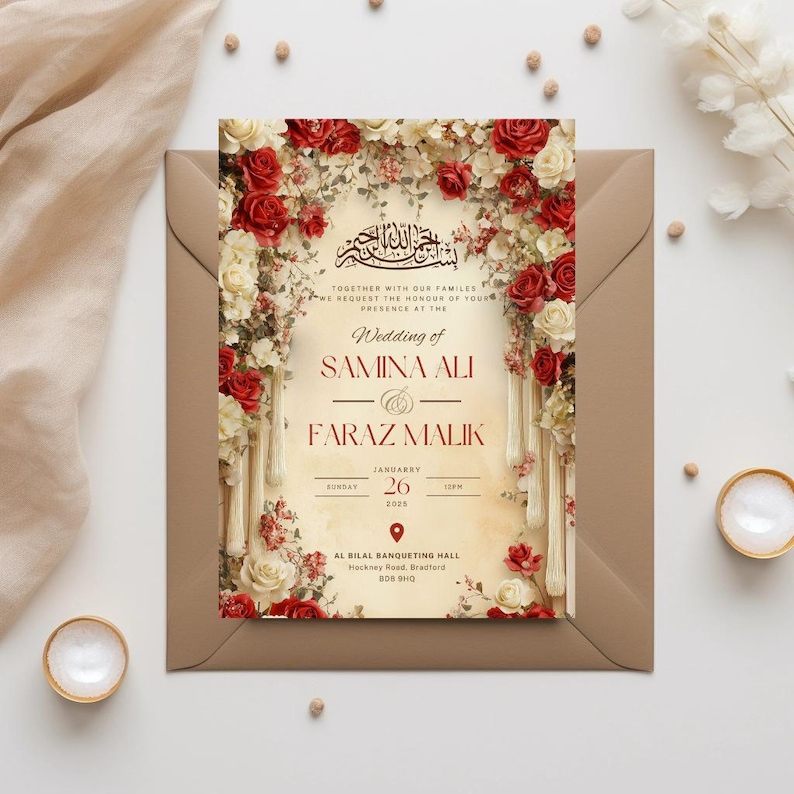 K&ouml;nnte beinhalten: Eine Hochzeitseinladung mit floralen Akzenten und Kalligraphie. Die Karte zeigt rote und wei&szlig;e Rosen, mit dem Text "Wedding of Samina Ali & Faraz Malik" und Veranstaltungsdetails. Die Karte befindet sich in einem braunen Umschlag.