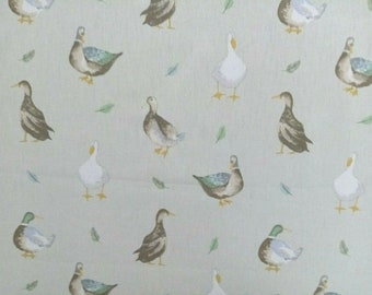 Tessuto Jenny Ducks, design esclusivo dei tessuti Fryett, colorazione naturale. - AL METRO