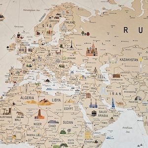 Carte du monde imprimée sur toile ou poster. Une carte de voyage personnalisée idéale pour les punaises - Carte du monde marron et beige avec des illustrations