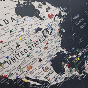 Mappa del mondo stampata su tela o poster. Una mappa da viaggio personalizzata ideale per le puntine: mappa del mondo nera e beige con illustrazioni