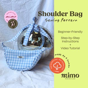 Puede incluir: Un bolso de hombro de cuadros vichy azul claro y blanco con una correa anudada, colocado frente a una bola de discoteca. El texto dice Shoulder Bag Sewing Pattern, Beginner-Friendly, Step-by-Step Instructions + Video Tutorial y mimo.