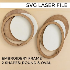 Puede incluir: Marcos de bordado de madera en formas redondas y ovaladas. Los marcos son de color marrón claro con un diseño de hojas. El fondo incluye una superficie beige claro y el texto "SVG LASER FILE" y "EMBROIDERY FRAME 2 SHAPES: ROUND & OVAL".