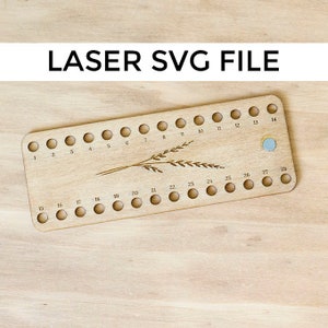 Op de afbeelding: Een houten steekmarkeringhouder met 28 genummerde gaten en een kleine magneet. De houder heeft een lasergegraveerd ontwerp van een tarwehalm.