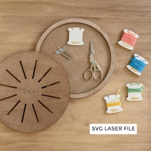 SVG Runde Aufbewahrungsbox für Stickzubehör, Nadel- und Scherenhalter, Halter für Garnspulen (SVG inklusive) zum Laserschneiden