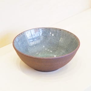 Handgemachte dunkelbraune Keramikschale aus Steinzeug - Minimale Keramik