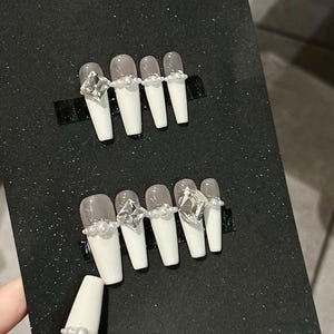 Luxe witte persnagels met parel- en strassaccenten – Elegante bruiloftsnagelset – Herbruikbare kist nepnagels