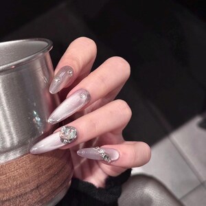 Lange amandelzilveren persnagels met strassteentjes | Luxe nepnagels met metallic verloop | Elegante 3D-versierde bruidsnagels