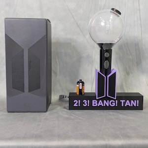 BTS ARMY Bomb Light Stick Stand mit Fotokarte & Batteriehalter | Kpop Leuchtstab Display | BTS Merch Organizer Geschenk