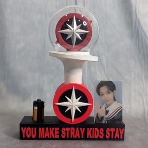 Stray Kids V2 Lightstick Stand z gniazdem na kartę ze zdjęciem i uchwytem na baterię | Kpop Lightstick Display Stand dla fanów SKZ