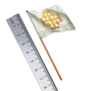 Könnte beinhalten: Eine weiße Flagge mit einem goldenen Jerusalem-Kreuz-Design. Die Flagge ist an einem Holzstab befestigt und wird mit einem Lineal gemessen.