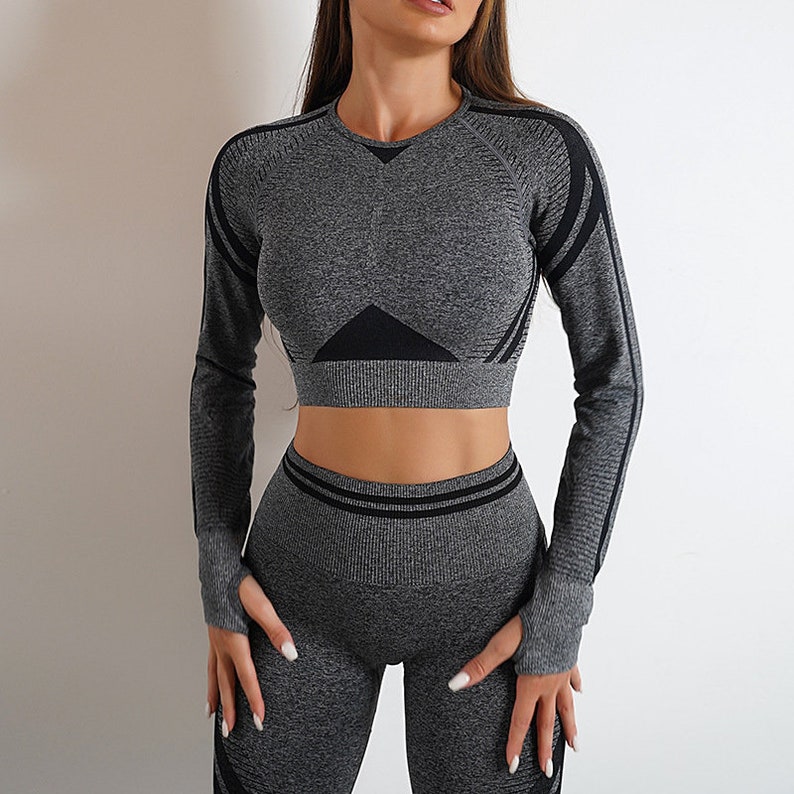 Ensemble d'entraînement élégant 2 pièces Tenue assortie de yoga et de fitness Vêtements de sport pour femmes Vêtements de sport confortables Vêtements de sport à la mode Dark Grey