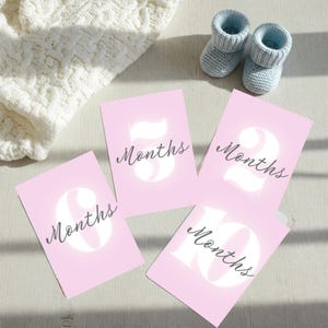 Cartes d'étapes modifiables pour bébés Cartes d'étapes importantes mensuelles minimalistes roses Accessoires photo grossesse et nouveau-né Modèle Canva à téléchargement immédiat