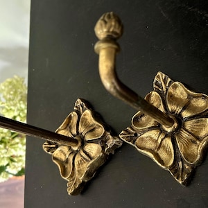 Rare Vintage Brass Flower Wall Hooks – Ornate Floral Cast Brass Hooks for Coats, Towels, or Decor | Cottagecore, French Country Style