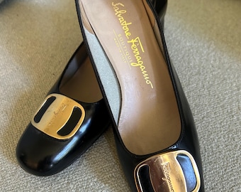 Vintage Salvatore Ferragamo Boutique Black Leather Pumps Gold Logo Hardware Italy Size 6
