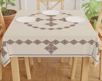 Croix érythréennes à motif géométrique traditionnel, imprimées sur une nappe carrée de 140 x 140 cm. Le meilleur moyen de rester en contact avec votre culture.