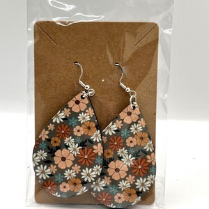 Pendientes grandes con forma de lágrima y diseño floral