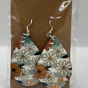 Pendientes grandes con forma de lágrima y diseño floral