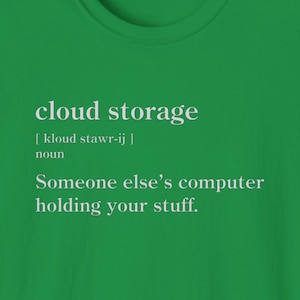 Op de afbeelding: Groen T-shirt met een witte afbeelding die "cloud storage" zegt en het definieert als "De computer van iemand anders die je spullen bewaart."