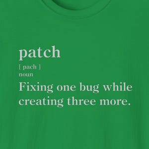Puede incluir: Camiseta verde con un gráfico blanco que dice "patch |pach| nombre Arreglar un error mientras se crean tres más."